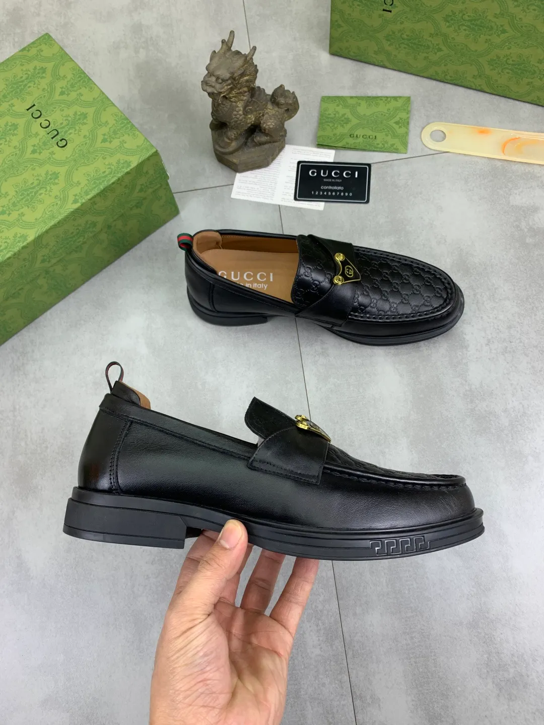 Men's shoes💰P500💰【New model, soft and comfortable Gucci classic business leather shoes hot selection (Gucci) official website latest Gucci 🎁 business leather shoes, hot style 💥 simple and elegant style, exclusive for trendy men. Unique official website latest brand original double G embossed element 👑Gucci Original decoration, fashionable and generous, made of original calfskin ✅ fully imported first-layer pigskin lining, official website designated wear-resistant, rubber business outsole, real-life photos of classic models at the counter 🎬38-44 (customized for 45) 3⃣️ colors available